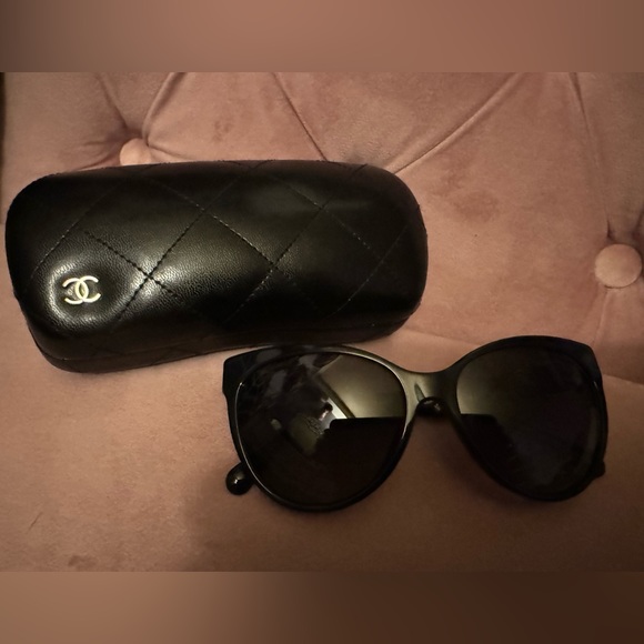 CHANEL
Crystal Pearl Cat Eye Sunglasses 5336-H-B Black - Picture 3 of 6